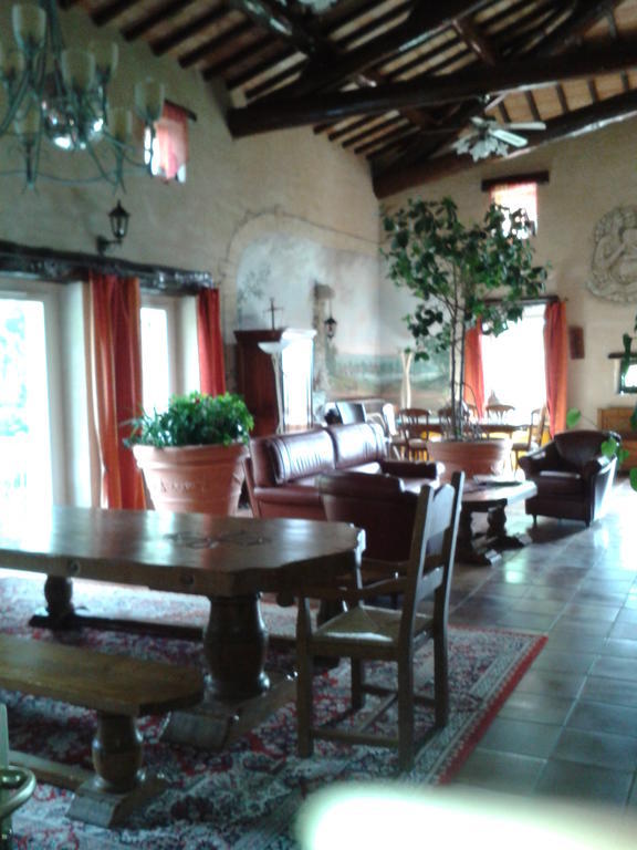 Le Chateau Des Estubiers Bed & Breakfast Sérignan-du-Comtat Екстериор снимка