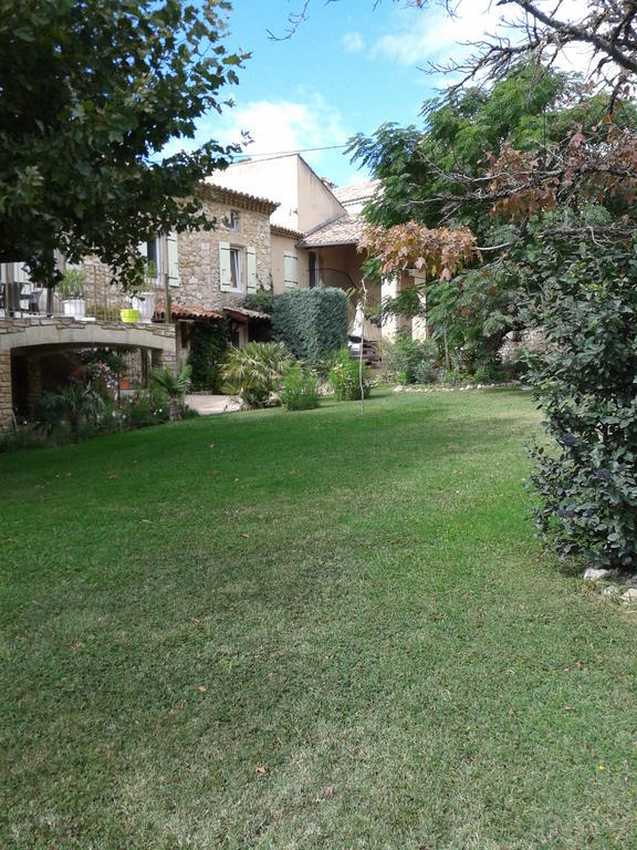 Le Chateau Des Estubiers Bed & Breakfast Sérignan-du-Comtat Екстериор снимка