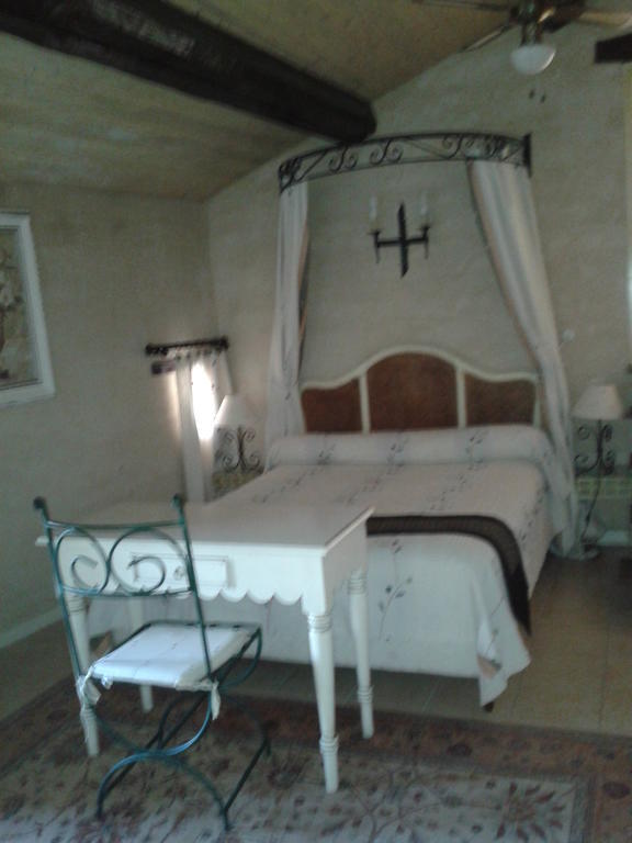 Le Chateau Des Estubiers Bed & Breakfast Sérignan-du-Comtat Стая снимка