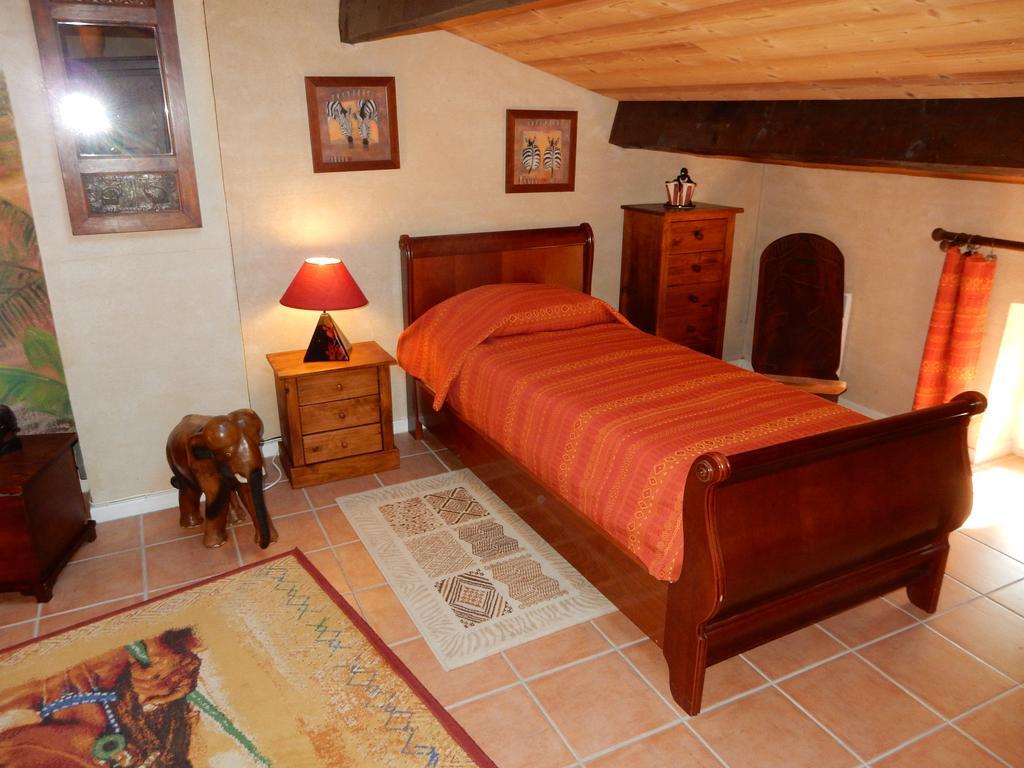 Le Chateau Des Estubiers Bed & Breakfast Sérignan-du-Comtat Екстериор снимка